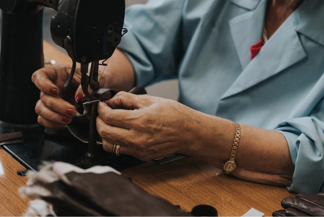 Fratelli Orsini Women's Gloves Francesca (black) - Lambskin Leather Gloves With White Fur Lining Fratelli Orsini Women's Gloves Francesca (black) - Lambskin Leather Gloves With White Fur Lining